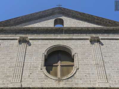 Il livello superiore riprende la stessa geometria con altre quattro lesene alleggerendosi per� con finestre ovali, per poi chiudersi in cima con il monumentale timpano triangolare